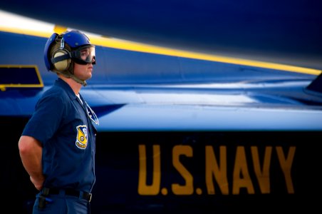 US Navy 110614-N-BA418-014 Aviation Electronics Technician 1st Class Curt Metzger, from St. Petersburg, Fla., assigned to the U.S. Navy flight demo