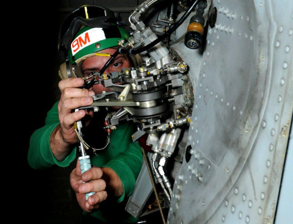 US Navy 110614-N-QL471-074 Aviation Structural Mechanic Airman Justin Willingham, assigned to Helicopter Sea Combat Squadron (HSC) 9, performs main