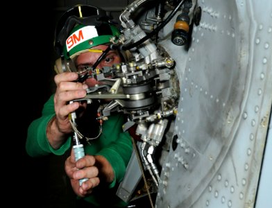 US Navy 110614-N-QL471-074 Aviation Structural Mechanic Airman Justin Willingham, assigned to Helicopter Sea Combat Squadron (HSC) 9, performs main