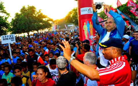 US Navy 110618-N-KB563-263 Dr. Jose Ramos-Horta snaps a photograph of Capt. Jesse A. Wilson t the start of the Marathon for Peace race