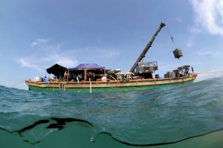 US Navy 110618-N-VF350-080 Personnel assigned to Joint POW-MIA Accounting Command (JPAC) and Mobile Diving and Salvage Unit (MDSU) 1 conduct underw