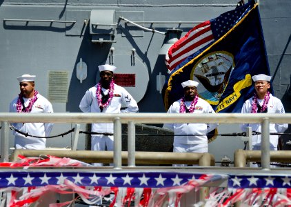 US Navy 110620-N-RI884-041 Sailors aboard the guided-missile frigate USS Rueben James (FFG 57) man the rails as the ship returns to homeport at Joi