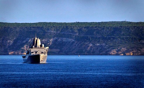 US Navy 110623-N-AG285-037 The amphibious transport dock ship USS Mesa Verde (LSD 19) prepares to conduct amphibious operations