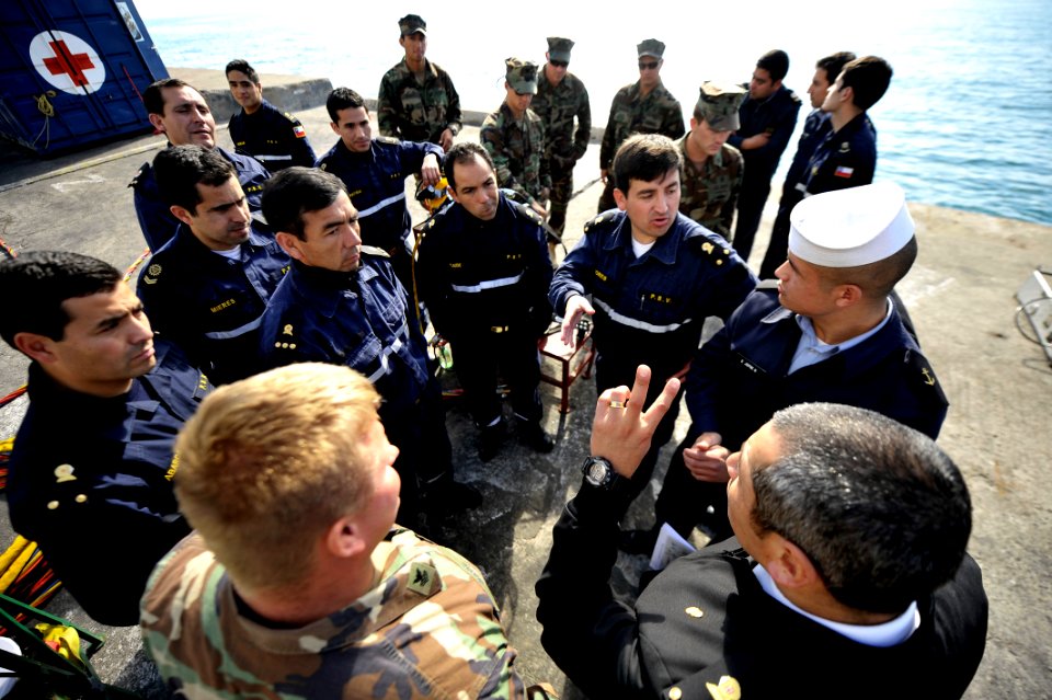 US Navy 110622-N-KB666-212 Divers assigned to Mobile Diving and Salvage Unit (MDSU) 2 and the Armada de Chile exchange salvage diving tactics. MDSU