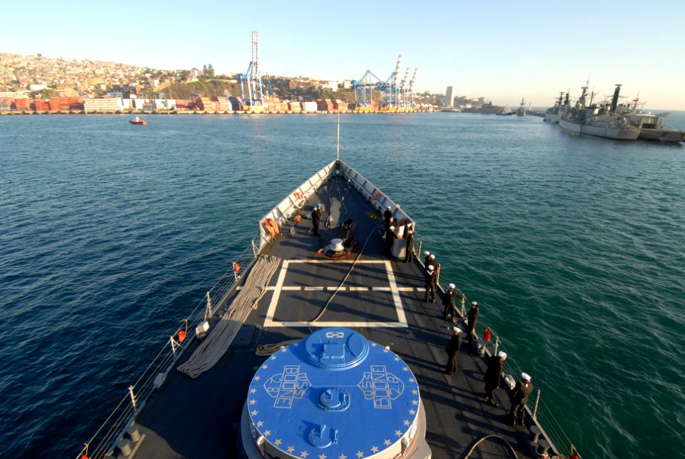 US Navy 110624-N-ZI300-025 The guided-missile frigate USS Boone (FFG 28) arrives in Valparaiso, Chile for a scheduled port visit