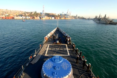 US Navy 110624-N-ZI300-025 The guided-missile frigate USS Boone (FFG 28) arrives in Valparaiso, Chile for a scheduled port visit photo