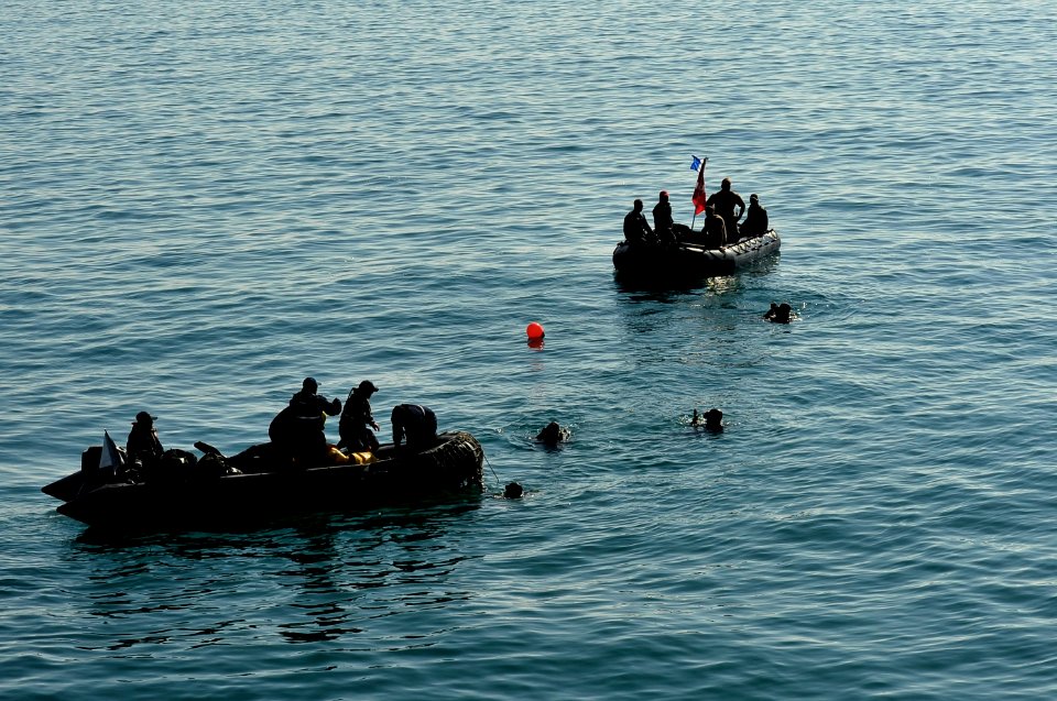 US Navy 110623-N-KB666-181 Navy divers and divers assigned to the Armada de Chile conduct a joint lift bag dive operation
