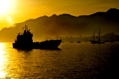 US Navy 110624-O-ZZ999-007 HMAS Betano (L 133) pulls into the port of Dili to drop off members of Pacific Partnership 2011