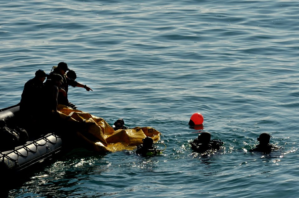 US Navy 110623-N-KB666-194 Navy divers and divers assigned to the Armada de Chile conduct a joint lift bag dive operation