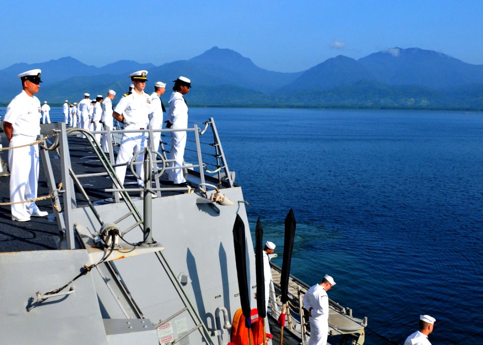 US Navy 110628-N-XR557-011 Sailors aboard the guided-missile destroyer USS Chung-Hoon (DDG-93) man the rails as they arrive in Puerto Princesa for