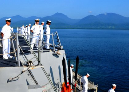US Navy 110628-N-XR557-011 Sailors aboard the guided-missile destroyer USS Chung-Hoon (DDG-93) man the rails as they arrive in Puerto Princesa for
