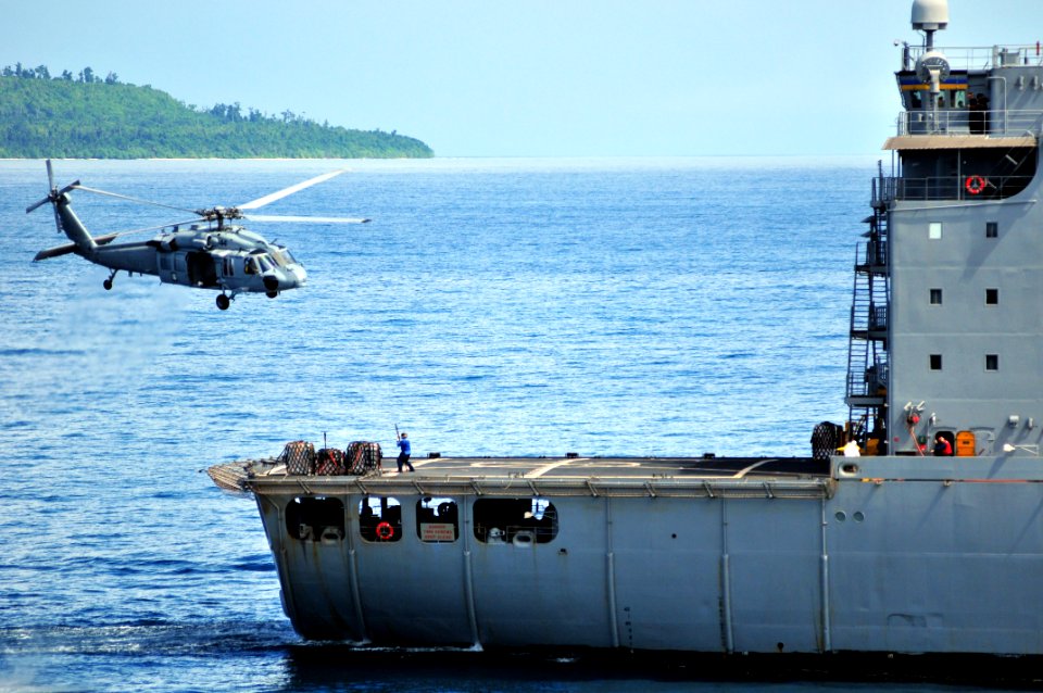 US Navy 110627-N-ZF681-220 An MH-60 Sea Hawk helicopter transfers supplies from USNS Rappahannock (T-AO 204)