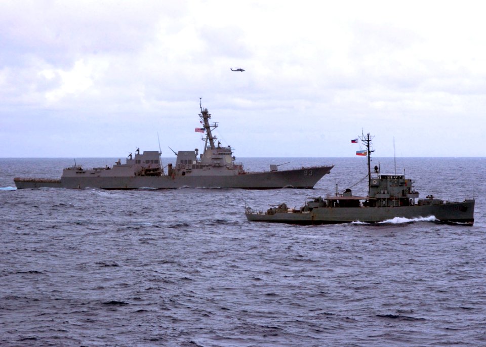 US Navy 110705-N-VY256-028 The guided-missile destroyer USS Chung-Hoon (DDG 93) and the Armed Forces of the Philippines Navy corvettes