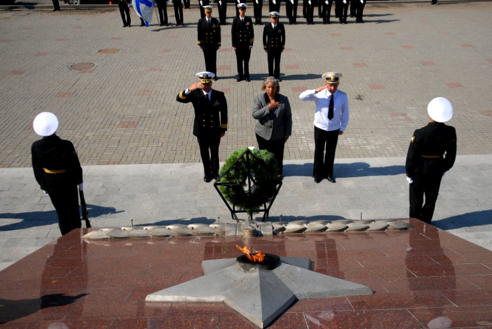 US Navy 110704-N-MU720-129 Dignitaries attend a wreath laying ceremony