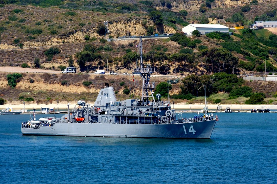 US Navy 110708-N-ZC343-191 The mine countermeasures ship USS Chief (MCM 14) navigates in San Diego Bay