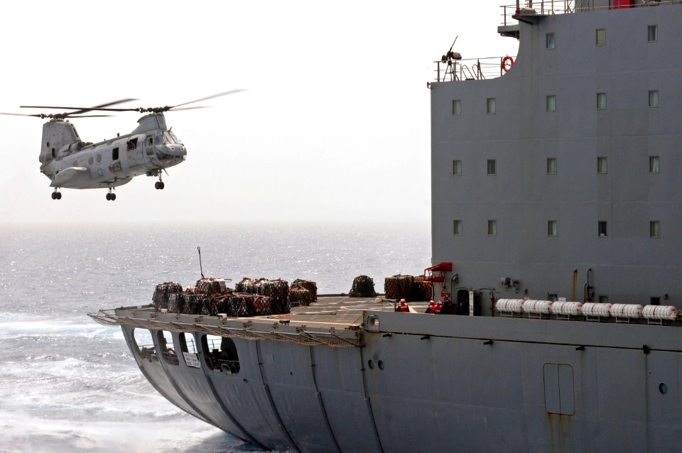 US Navy 110709-N-RC734-203 A CH-46E Sea Knight helicopter prepares to pick up supplies from USNS Leroy Grumman (T-AO 195)