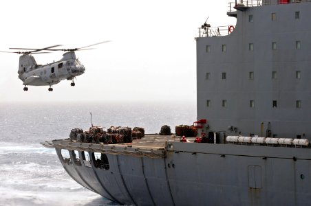 US Navy 110709-N-RC734-203 A CH-46E Sea Knight helicopter prepares to pick up supplies from USNS Leroy Grumman (T-AO 195)