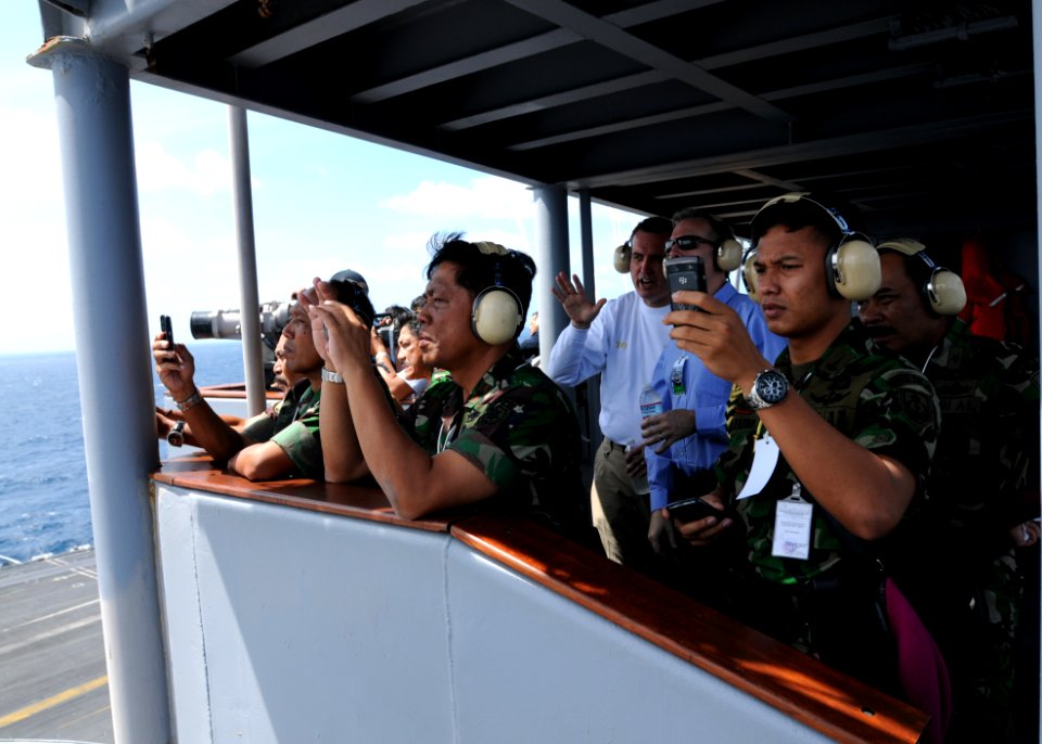 US Navy 110707-N-DS193-007 Indonesian naval officers and Ted Osius, deputy chief of missions for the U.S. Embassy, Indonesia