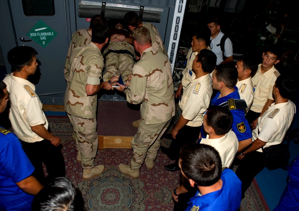 US Navy 110713-N-YX920-150 U.S. Navy divers assigned to Task Group (TG) 56.1 demonstrate how to place an injured person in the standard Navy double