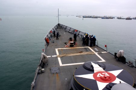 US Navy 110718-N-ZI300-019 The guided-missile frigate USS Thach (FFG 43) departs Callao, Peru after a weekend in port for crew liberty. Thach is de photo