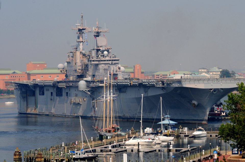 US Navy 110720-N-DY265-074 Tugboats position the amphibious assault ship USS Kearsarge (LHD 3) to enter the BAE Systems ship yard for a four-month
