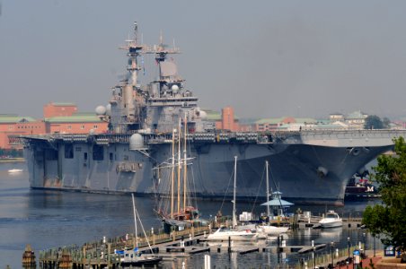 US Navy 110720-N-DY265-074 Tugboats position the amphibious assault ship USS Kearsarge (LHD 3) to enter the BAE Systems ship yard for a four-month