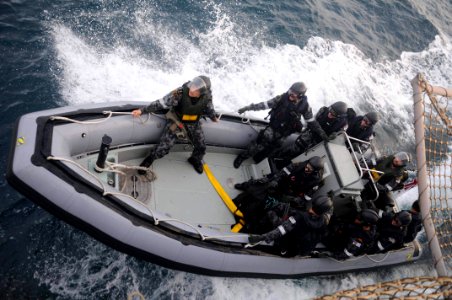 US Navy 110722-N-IO627-008 Royal Australian Navy sailors assigned to the visit, board, search, and seizure (VBSS) team of the Australian navy friga photo