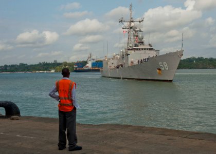 US Navy 110719-N-OV802-083 USS Samuel B. Roberts (FFG 58) arrives in Mombasa to take part in a training hub as part of Africa Partnership Station (