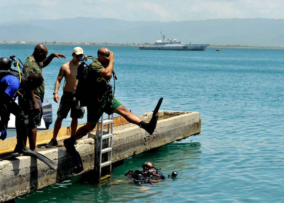 US Navy 110726-N-KB666-161 Mass Communication Specialist 1st Class Jayme Pastoric, assigned to the underwater photo team of Expeditionary Combat Ca