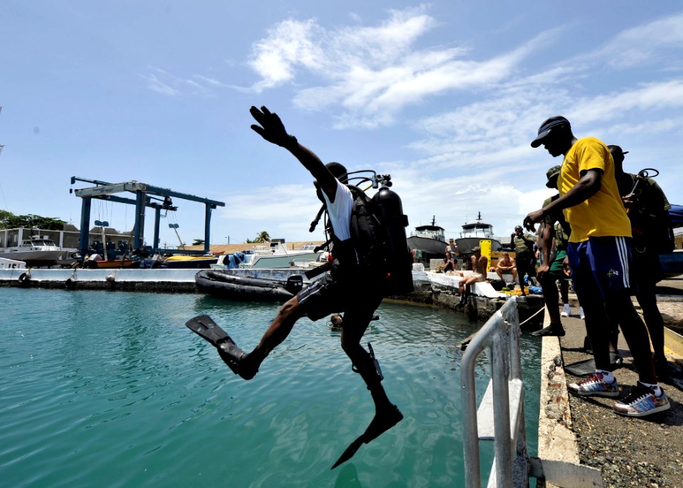 US Navy 110726-N-KB666-242 Inspector Ernest Hanna, a diver assigned to the Royal Bahamas Police Force, conducts a front step entry during diving op