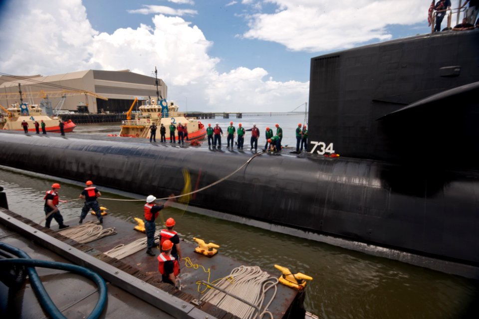 US Navy 110729-N-FG395-022 Line handlers moor USS Tennessee (SSBN 734) to the pier at Naval Submarine Base Kings Bay