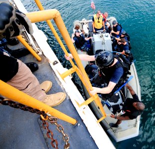 US Navy 110726-N-WX059-314 Visit, board, search and seizure team members assigned to the guided-missile frigates USS Crommelin (FFG 37) photo