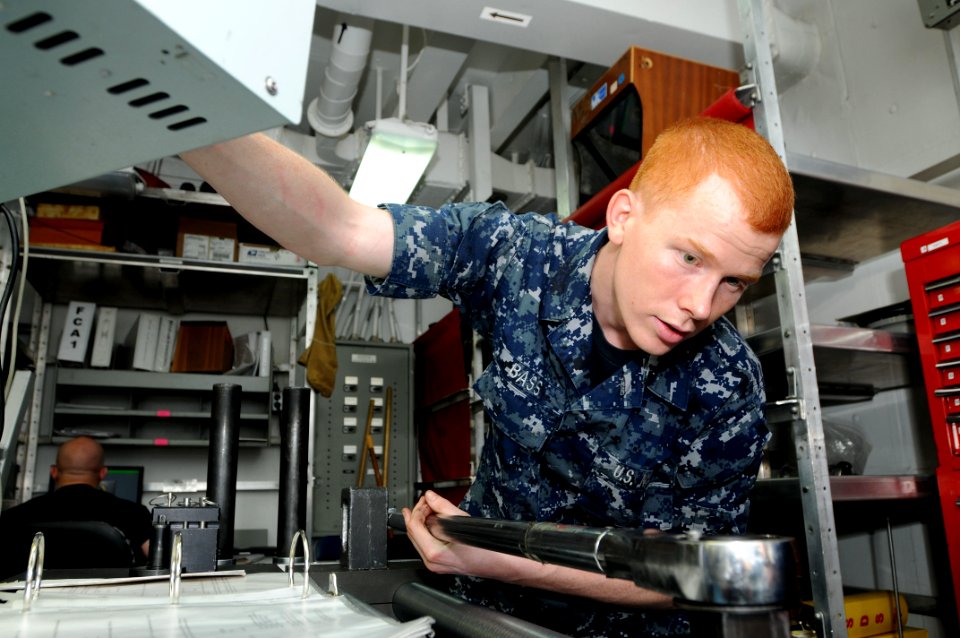 US Navy 110727-N-NB544-051 Aviation Boatswain's Mate (Equipment) Airman Chris Bass calibrates a 600-pound torque wrench aboard USS Ronald Reagan (C