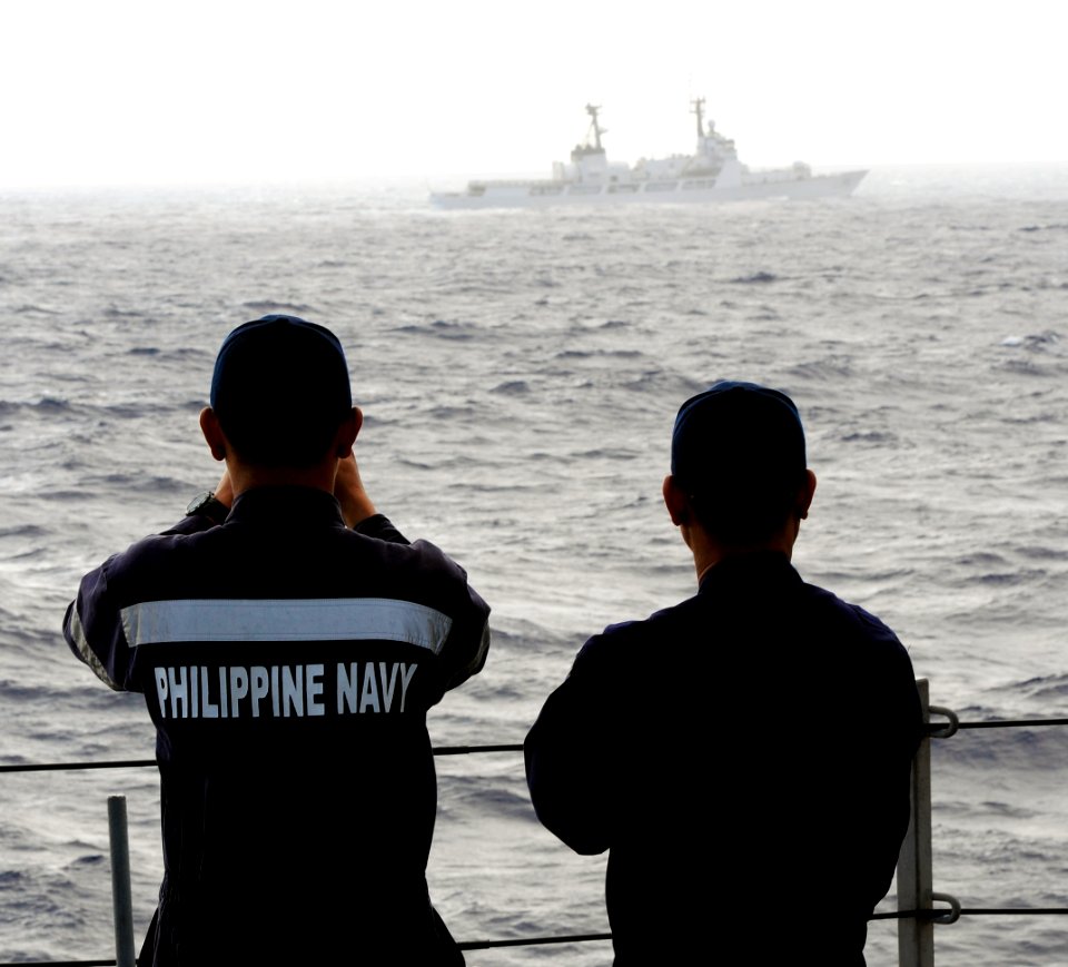 US Navy 110730-N-WX059-162 Members of the Philippine navy embarked aboard the guided-missile frigate USS Rueben James (FFG 57)