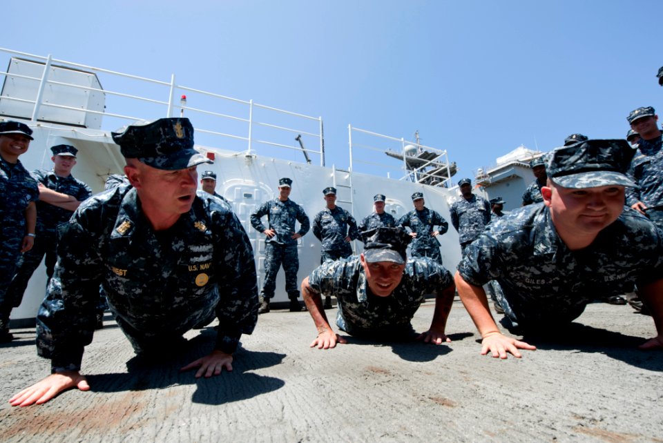 US Navy 110804-N-DR144-917 Master Chief Petty Officer of the Navy (MCPON) Rick D. West does pushups with Sailors assigned to USS Vandegrift (FFG 48