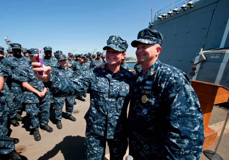 US Navy 110804-N-DR144-612 aster Chief Petty Officer of the Navy (MCPON) Rick D. West has his picture taken with Sailors aboard USS Gridley (DDG 10