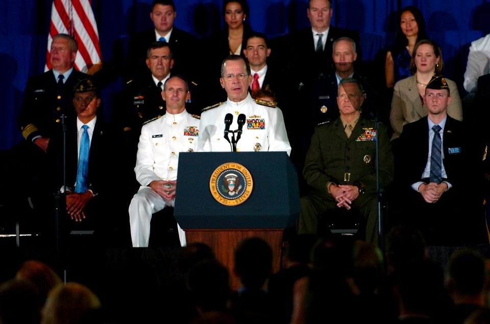 US Navy 110805-N-KV696-026 Joint Chiefs of Staff Adm. Mike Mullen introduces President Barack Obama during his visit to the Washington Navy Yard