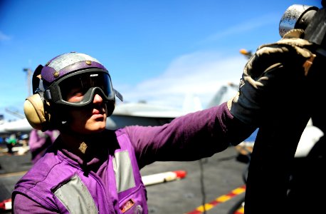 US Navy 110809-N-ZZ999-140 Aviation Boatswain's Mate (Fuel) Airman Jacob Waller refuels an F-A-18C Hornet aboard USS John C. Stennis (CVN 74)