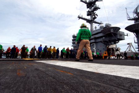 US Navy 110811-N-AW206-034 Sailors participate in a foreign object and debris walk down aboard USS George Washington (CVN 73)
