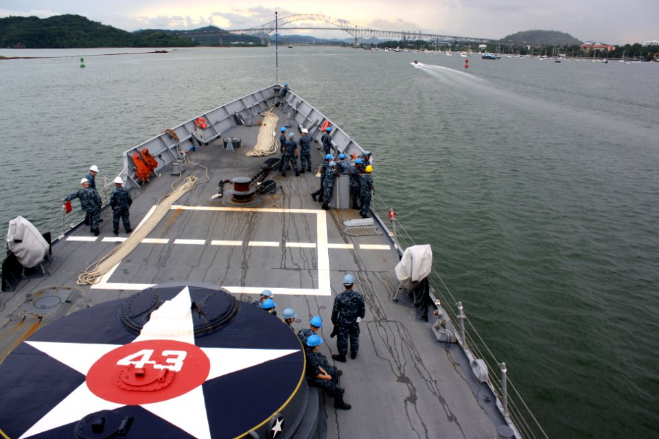 US Navy 110813-N-ZI300-048 Sailors aboard the guided-missile frigate USS Thach (FFG 43) arrive in Panama City