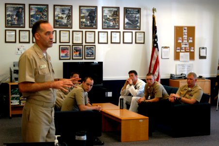 US Navy 110817-N-FC397-001 Master Chief Scott Benning, the Navy Total Force Fleet master chief, talks to Sailors from NRD Seattle