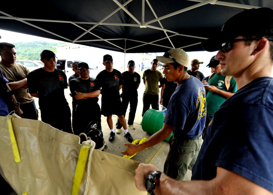 US Navy 110817-N-KB666-131 Navy divers demonstrate lift bag operations to divers from Panama, Belize and Canada during a joint subject matter excha