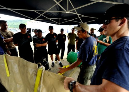 US Navy 110817-N-KB666-131 Navy divers demonstrate lift bag operations to divers from Panama, Belize and Canada during a joint subject matter excha