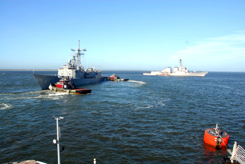 US Navy 110825-N-PS473-030 The Arleigh Burke-class guided-missile destroyer USS Oscar Austin (DDG 79) and the guided-missile frigate USS Nicholas (