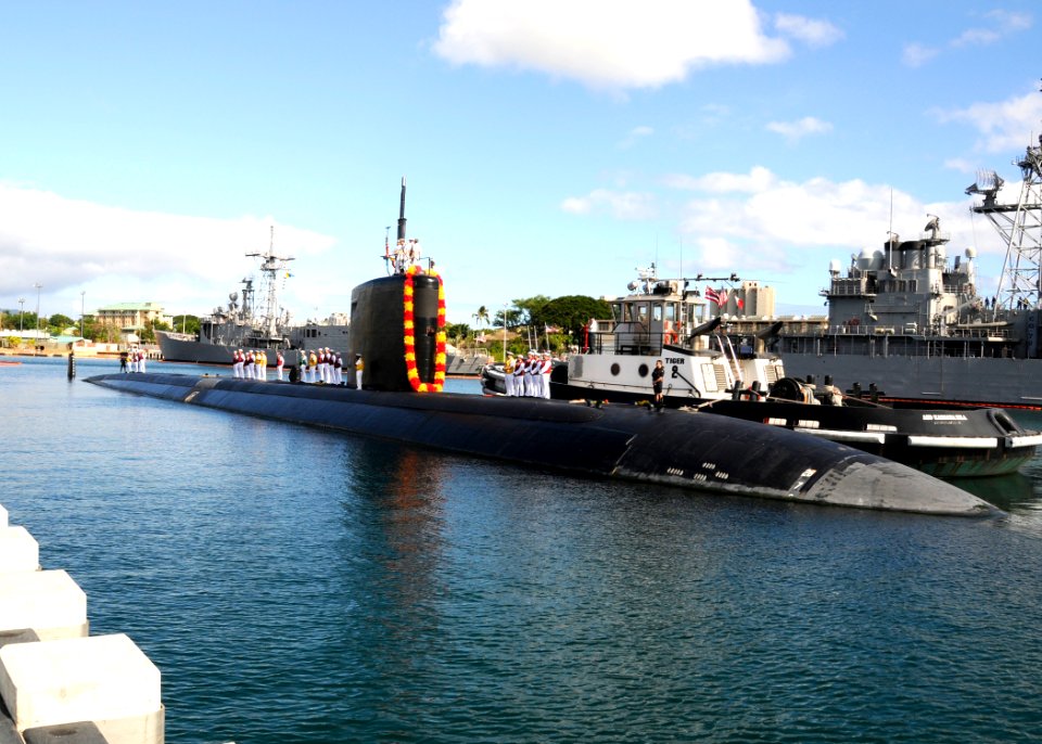 US Navy 110824-N-UK333-041 The USS Santa Fe returns to Joint Base Pearl Harbor-Hickman