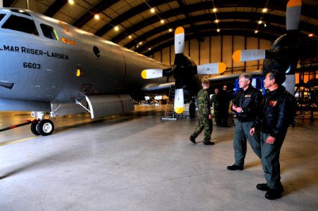 US Navy 110831-N-IZ292-050 Vice Adm. Harry B. Harris Jr., commander of U.S. 6th Fleet, inspects a Royal Norwegian Air Force P-3C Orion at Andoya Ai