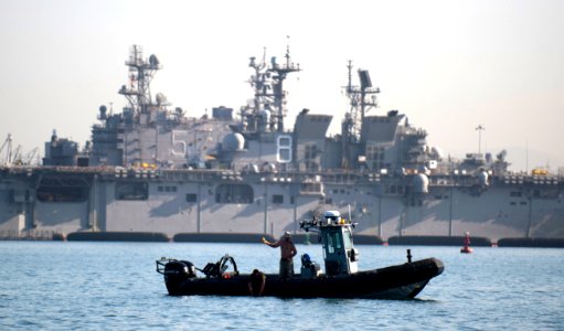 US Navy 110827-N-PB383-417 Navy Divers assigned to Mobile Diving and Salvage Unit (MDSU) 1 search for trash at the bottom of San Diego Bay during O