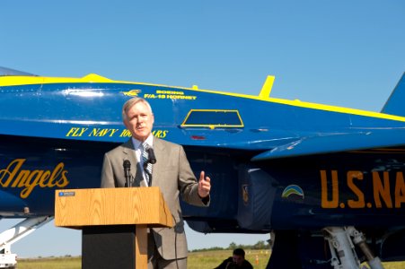 US Navy 110901-N-JM744-087 Secretary of the Navy Ray Mabus announces conducting demonstration flights with a 50-50 mix of biofuel and JP-5 aviation