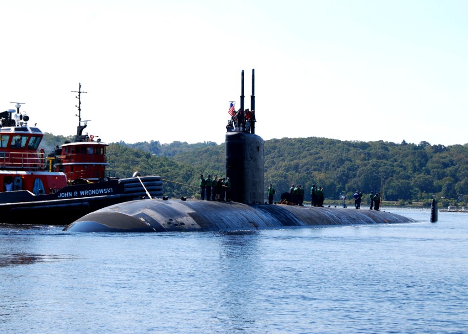 US Navy 110902-N-AW342-071 Tugboats from Naval Submarine Base New London assist the Los Angeles-class attack submarine USS Passadena (SSN 752) the