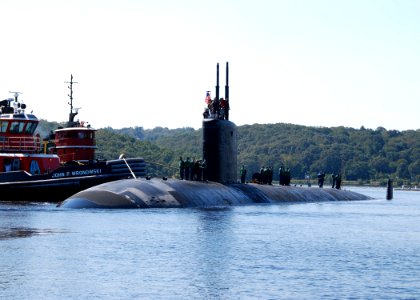 US Navy 110902-N-AW342-071 Tugboats from Naval Submarine Base New London assist the Los Angeles-class attack submarine USS Passadena (SSN 752) the photo